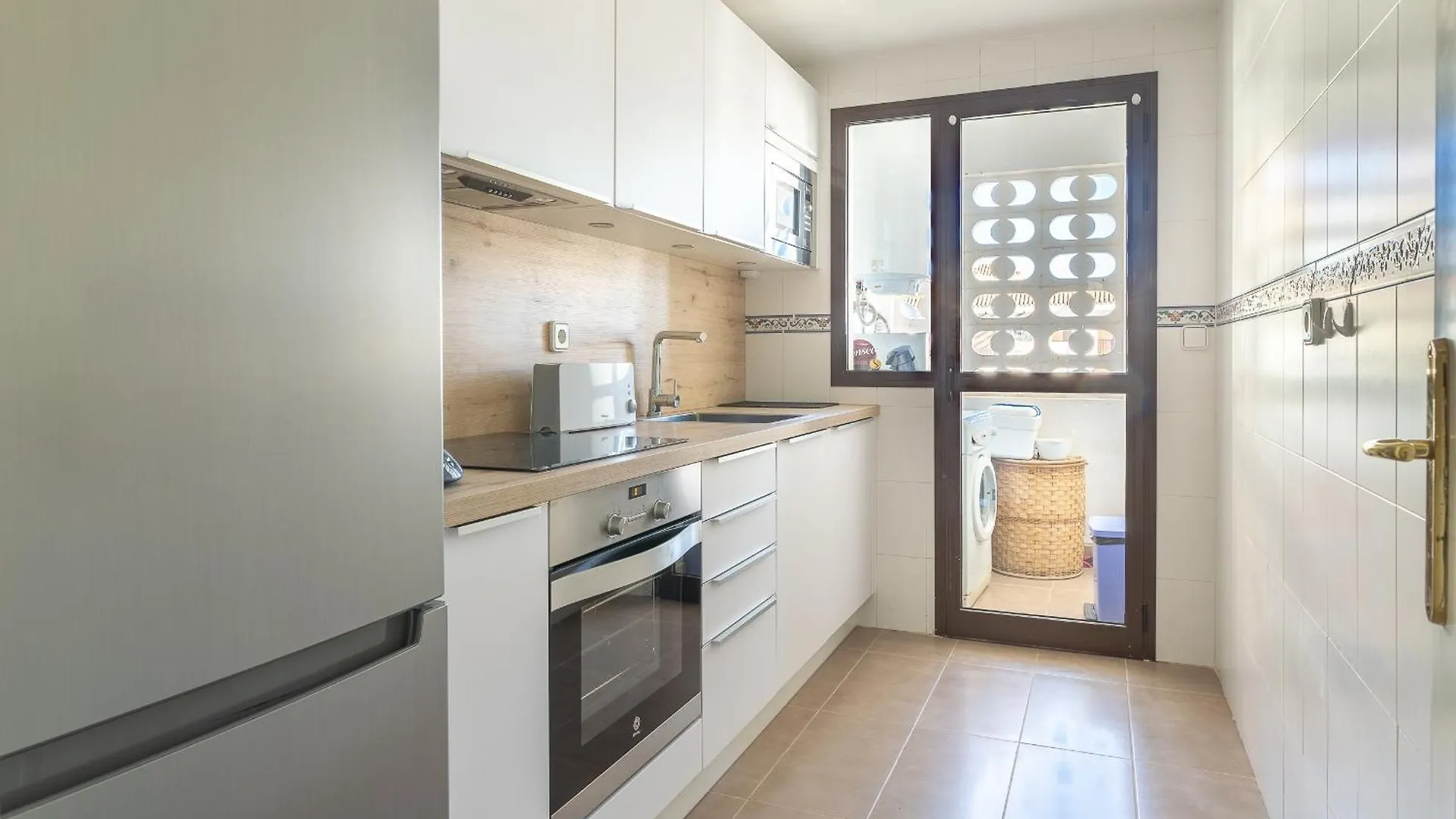 2066-Apt 2 bedrooms on beach, tenis, gym, pool Manilva