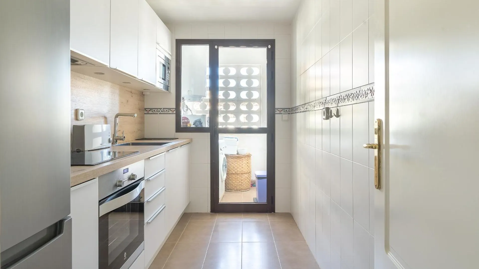 2066-Apt 2 bedrooms on beach, tenis, gym, pool Manilva Appartement
