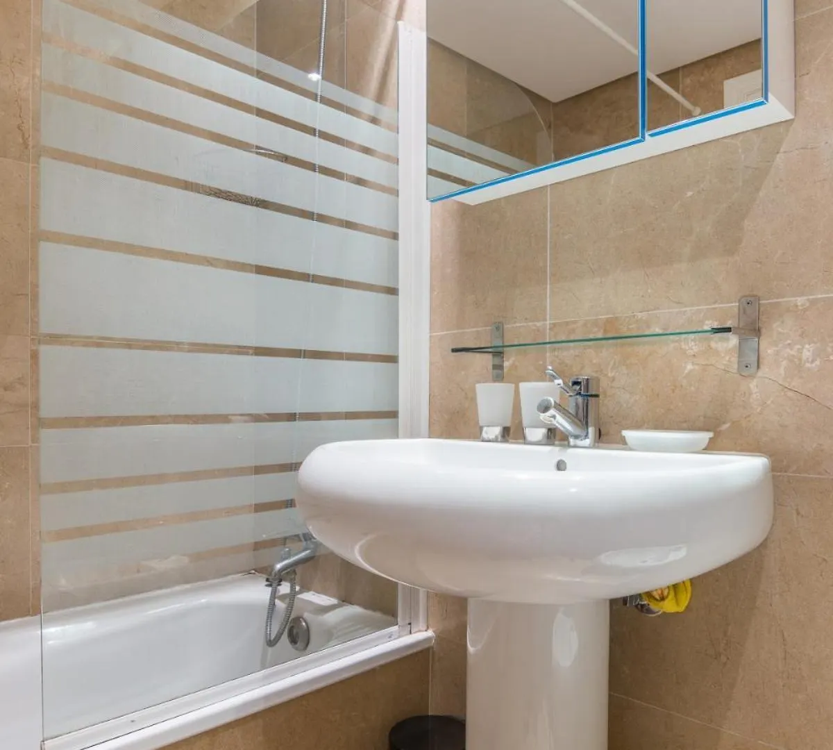 2066-Apt 2 bedrooms on beach, tenis, gym, pool Manilva Spanje
